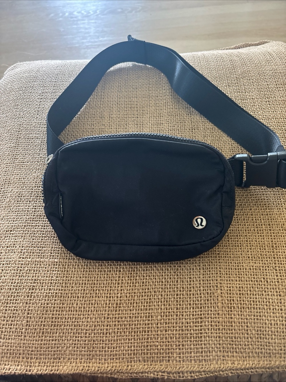 Lululemon Everywhere Belt Crossbody Bag Black Fanny Pack EUC-adjustable - Picture 2 of 8